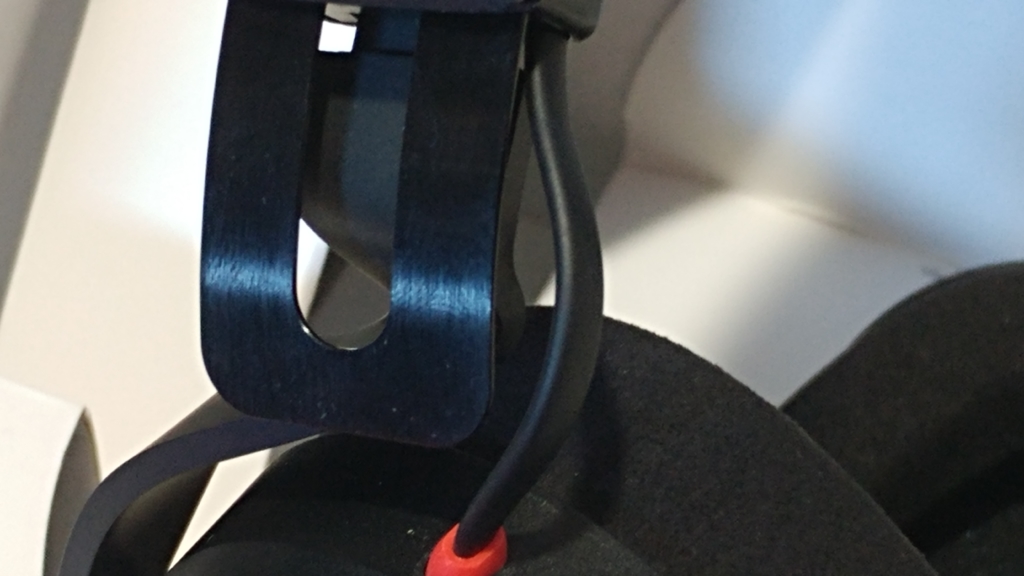 Close up of the wire from the headband to the ear cup of the Rode NTH-100